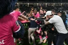 Carles Martinez Novell a été mis à l'honneur par son groupe après la victoire de Toulouse contre l'OL (2-1). (F. Lancelot/L'Équipe)