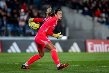 Si en el campeón de Liga F habrá salidas dolorosas, en el subcampeón, actual segundo clasificado y eterno rival, también sucederá. Sin duda, la de su capitana, por tercer año seguido tras los adioses a Ivana Andrés (2024) y Olga Carmona (2025), lo será. Porque Misa es una de únicas dos futbolistas que juegan en el Real Madrid desde su fundación y su pasión madridista ha sido evidente estos seis años. La otra es Teresa, otra de las jugadoras del equipo merengue que acaba contrato y que dejará Valdebebas.