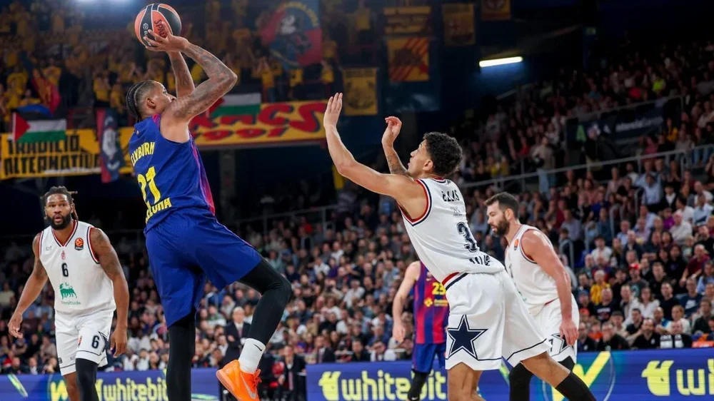 Quinn Ellis defiende a Will Clyburn en un Barça - Olimpia Milano de la Euroliga