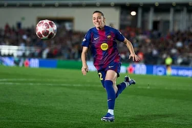 Muchas pruebas y pocas dudas. Una de las mejores laterales del mundo, sino la mejor, por su vocación ofensiva, calidad, intensidad en defensa y capacidad para jugar, de forma sobresaliente, por ambas bandas. La catalana, de 26 años, acaba contrato con el Barça y, tal y como informó Sport el pasado enero, sus conversaciones con el Arsenal están muy avanzadas.