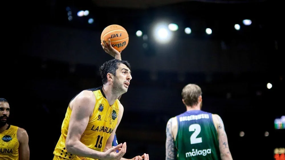 Gio Shermadini pide explicaciones al árbitro durante el partido ante el Unicaja.